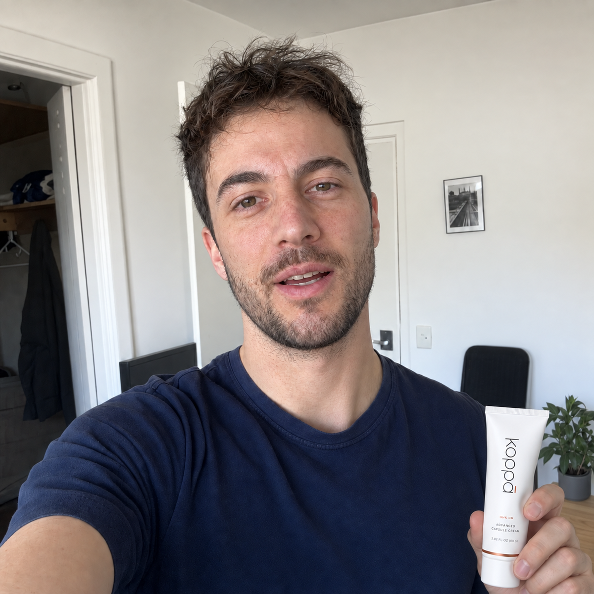 Man holding Koppā Advanced Capsule Cream